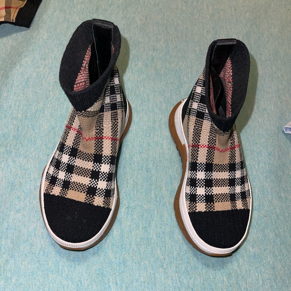 Burberry kid shoes